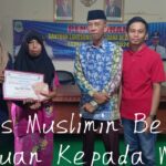 Muslimin saat serahkan batuan BLT