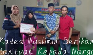 Muslimin saat serahkan batuan BLT