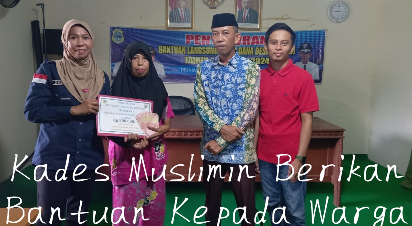 Muslimin saat serahkan batuan BLT